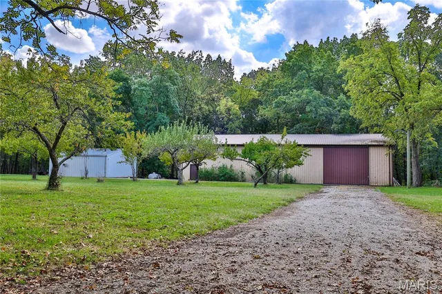 $500,000 | 76 Furness Lane, Hillsboro, IL 62049