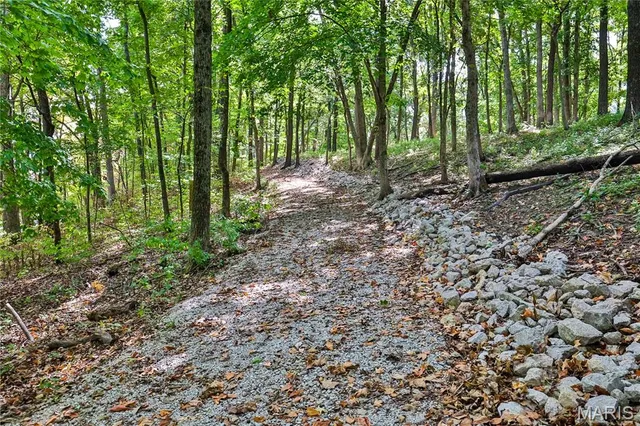 $500,000 | 76 Furness Lane, Hillsboro, IL 62049