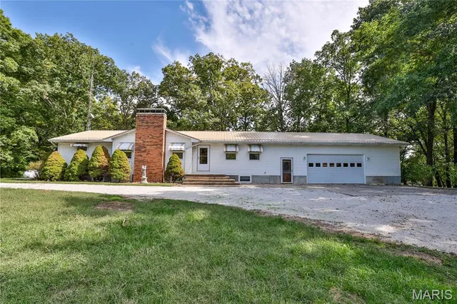 $500,000 | 76 Furness Lane, Hillsboro, IL 62049