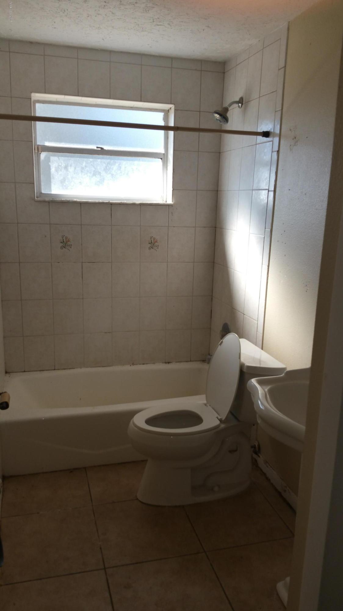 1725 Harlock Road Melbourne, FL 32934 - Photo 10 of 11 Harlock bathroom