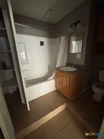 a view of a yard with a house