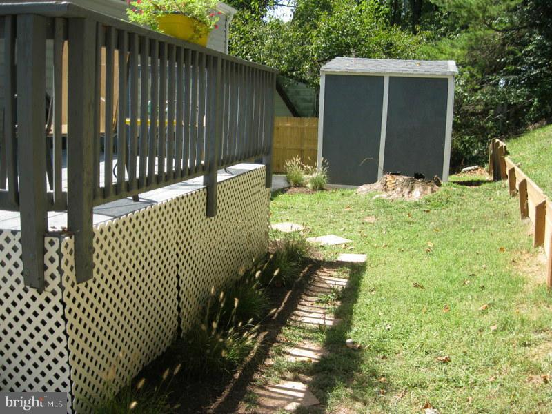 4220 Granby Road Woodbridge, VA 22193 - Photo 27 of 30 a balcony with wooden fence