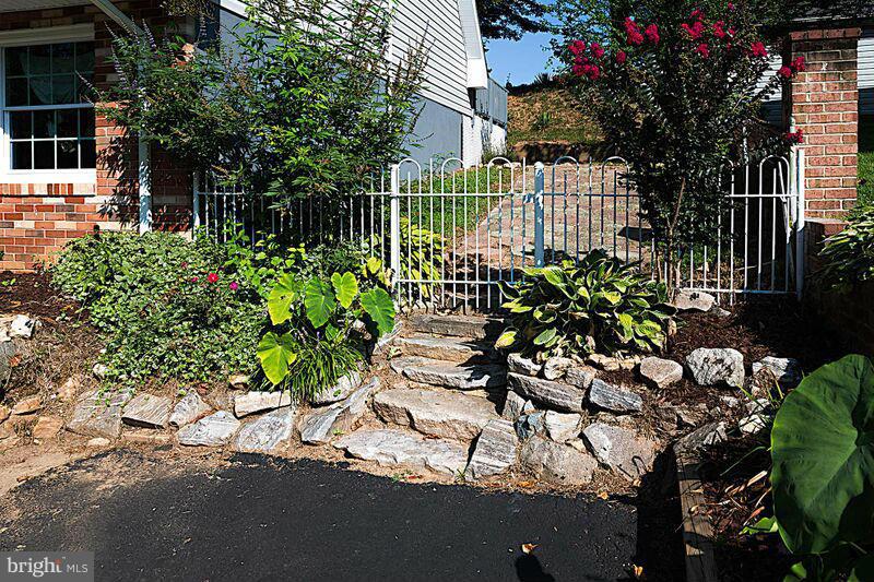 4220 Granby Road Woodbridge, VA 22193 - Photo 28 of 30 a view of a garden with plants