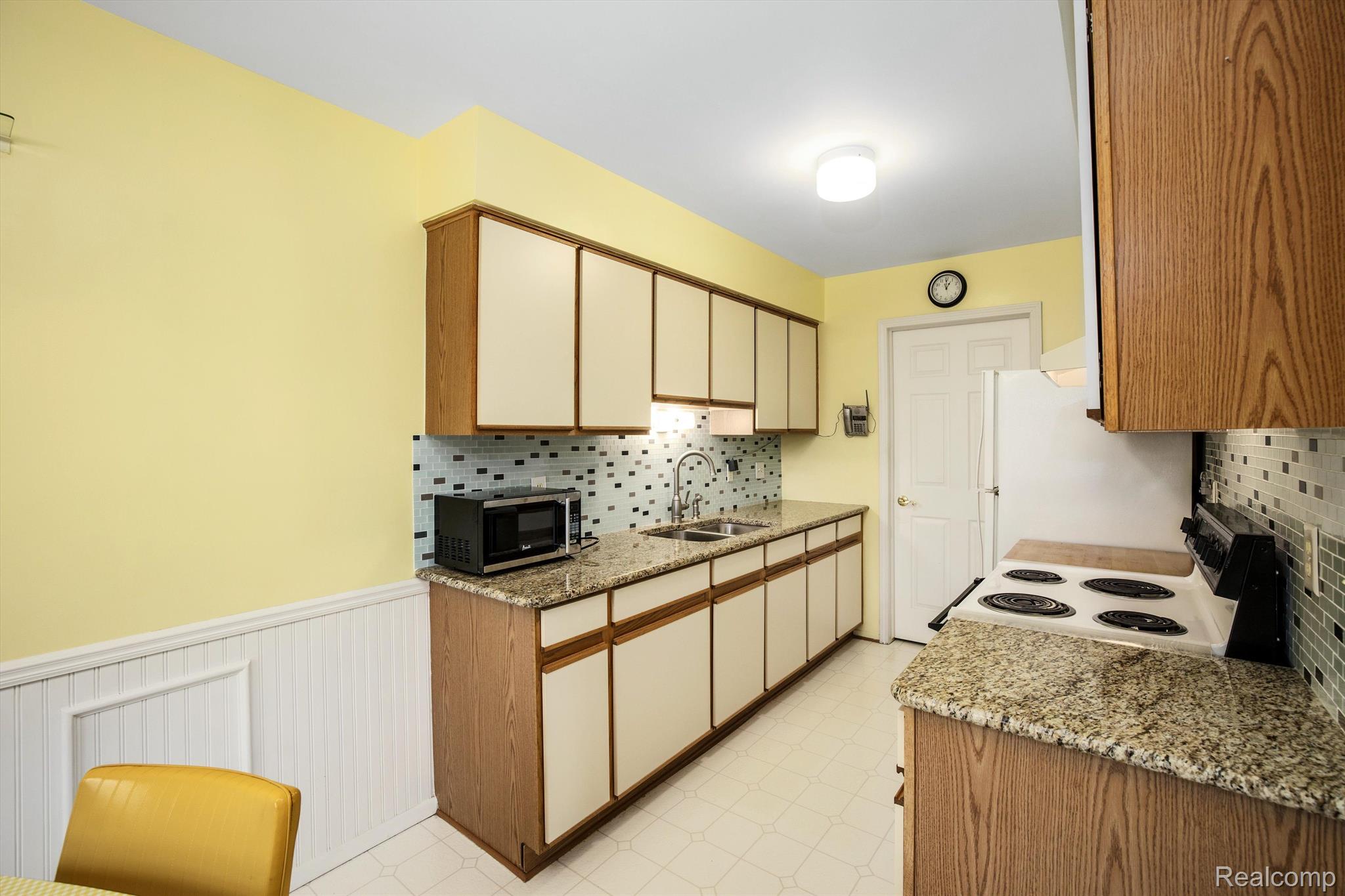 150 Pine Tree Ridge, Unit 4 Waterford, MI 48327 - Photo 13 of 27 Gallery Image 13