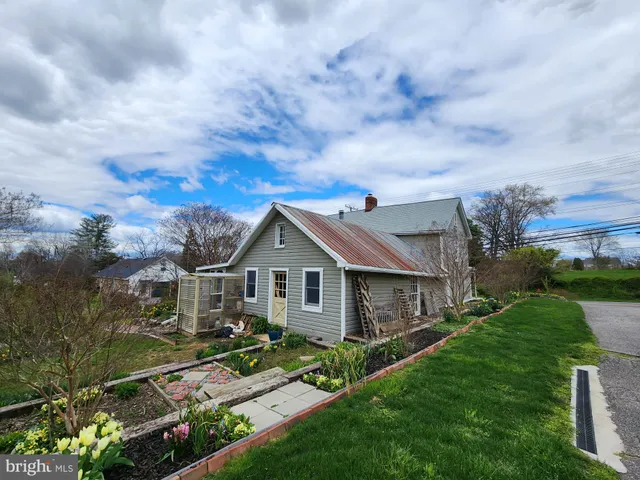 a view of house with garden