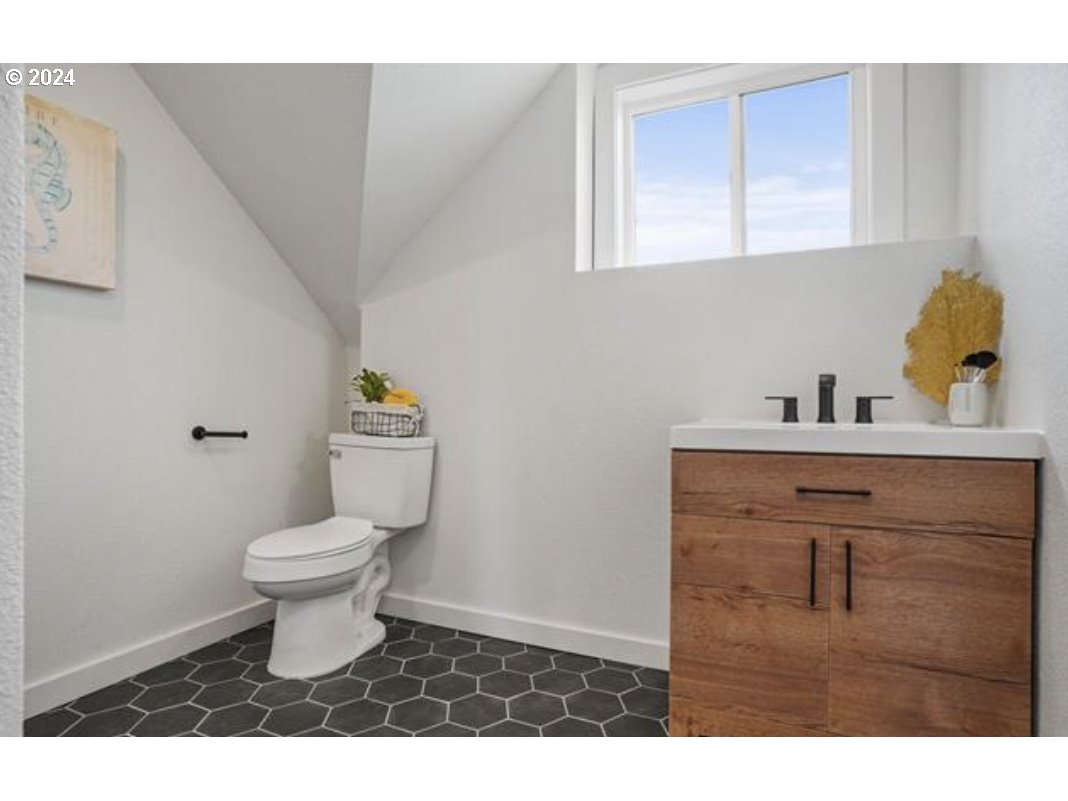 4840 Herrin Road Northeast Salem, OR 97305 - Photo 21 of 23 a bathroom with a sink toilet and a vanity