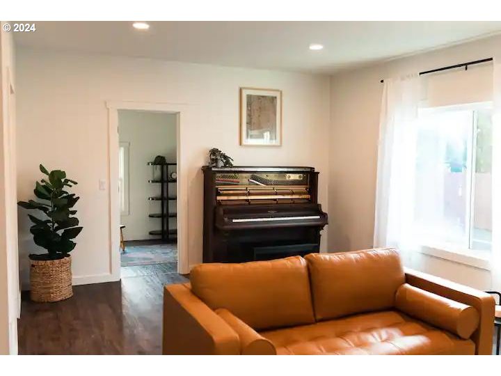 4840 Herrin Road Northeast Salem, OR 97305 - Photo 7 of 23 a living room with furniture and a window