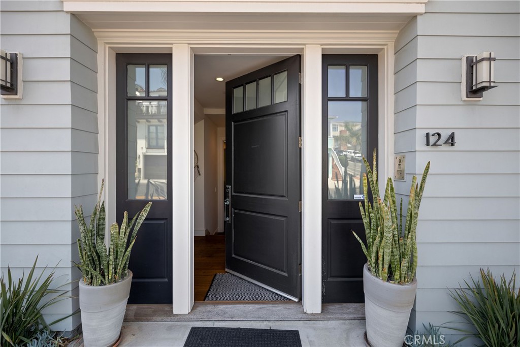 124 23rd Street Manhattan Beach, CA 90266 - Photo 3 of 50 a view of a potted plants in front of a building