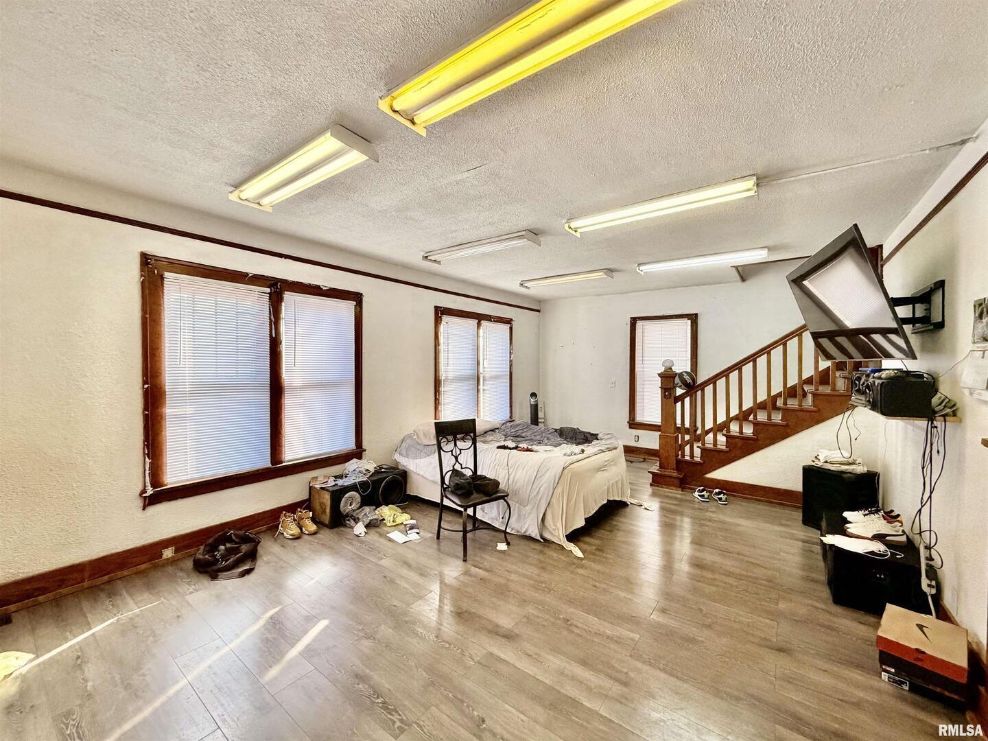 601 Broadway Street Mount Vernon, IL 62864 - Photo 5 of 5 a living room with furniture gym equipment and a large window