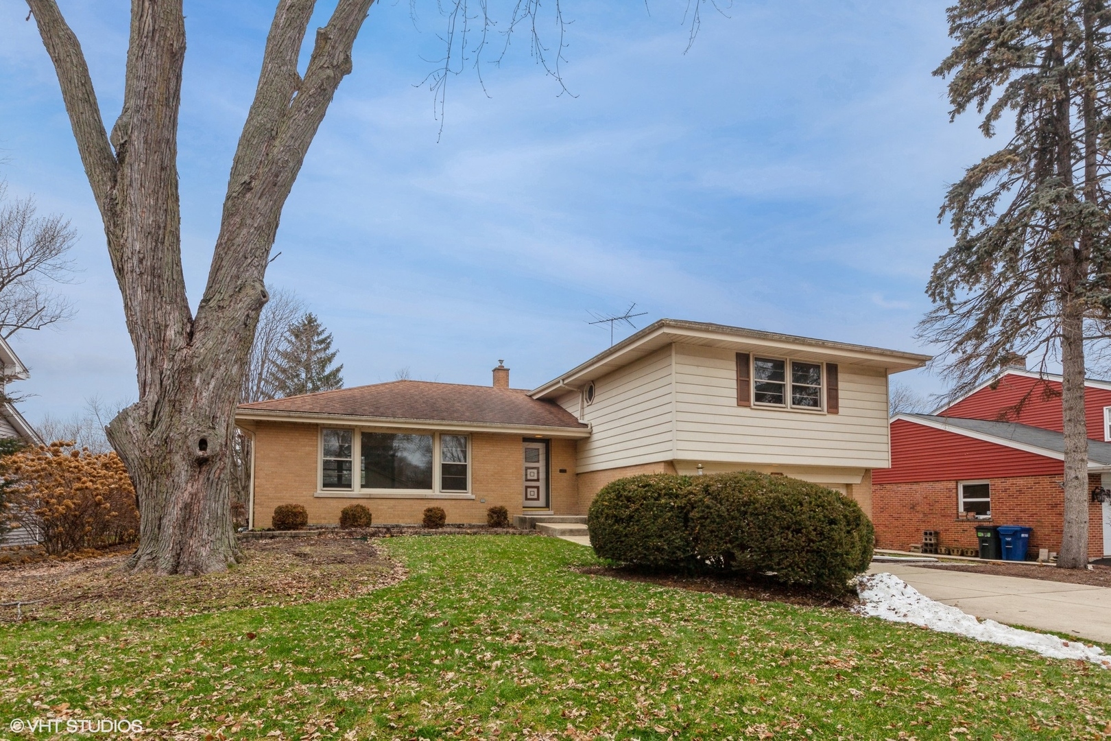 a view of house with a yard
