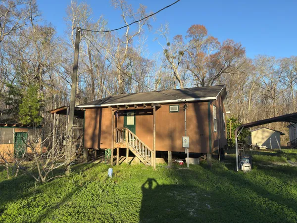 a view of a backyard