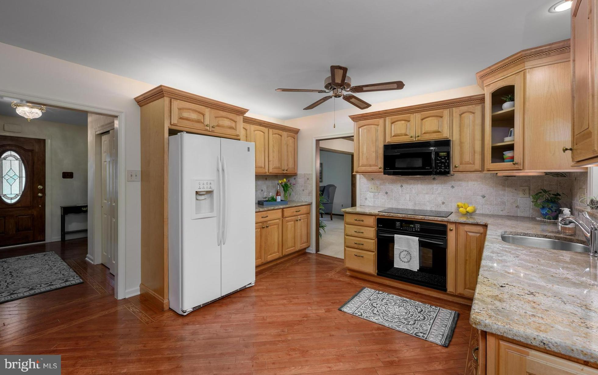 12 Strafford Circle Road Medford, NJ 08055 - Photo 4 of 34 Eat-in kitchen