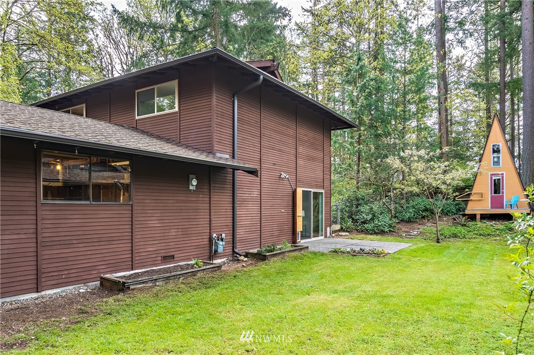 15713 Southeast 148th Street Renton, WA 98059 - Photo 29 of 39 a front view of a house with a yard