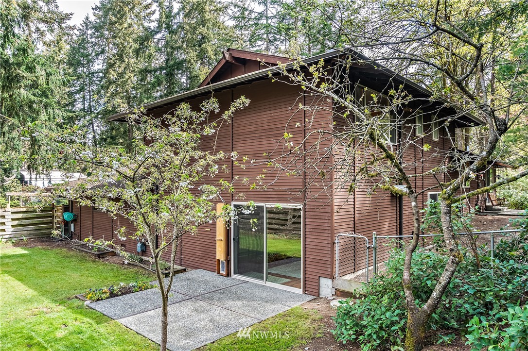 15713 Southeast 148th Street Renton, WA 98059 - Photo 32 of 39 a front view of a house with garden