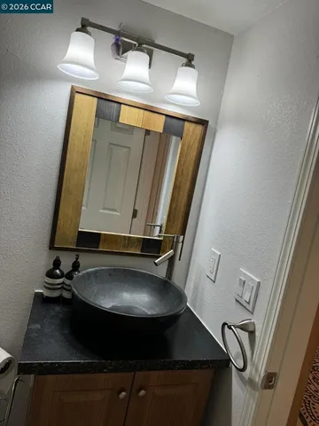 $2,200 | Undisclosed Address, Oakland, CA 94605
