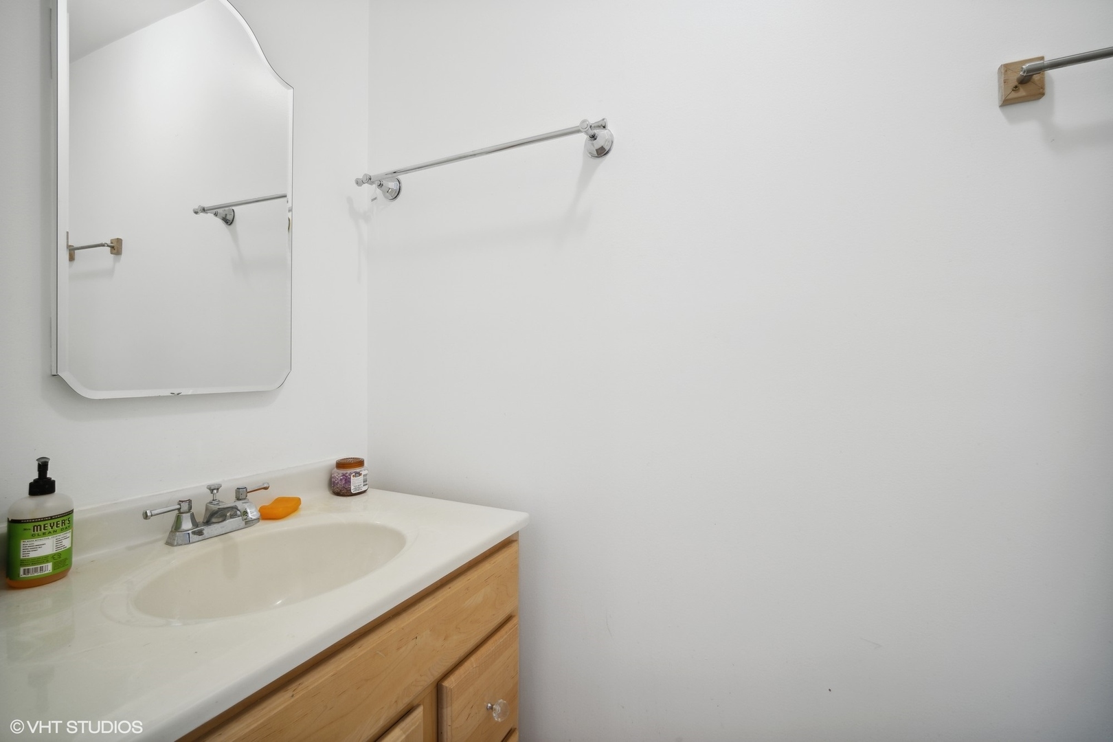 766 Barnaby Place Wheeling, IL 60090 - Photo 13 of 22 a bathroom with a sink and a mirror