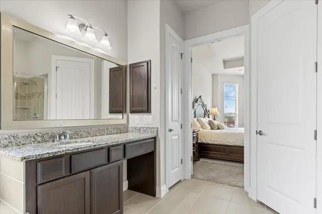 a en suite bathroom with a sink and a mirror