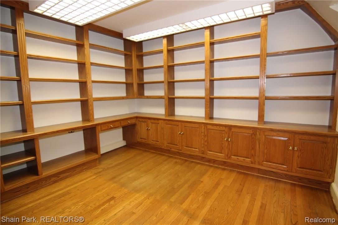 990 Burnham Road Bloomfield Hills, MI 48304 - Photo 28 of 54 Upper level Office or Bedroom