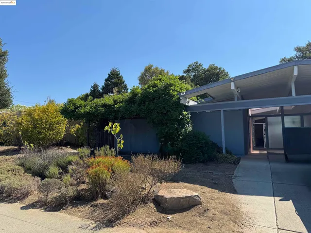 a view of a backyard of the house