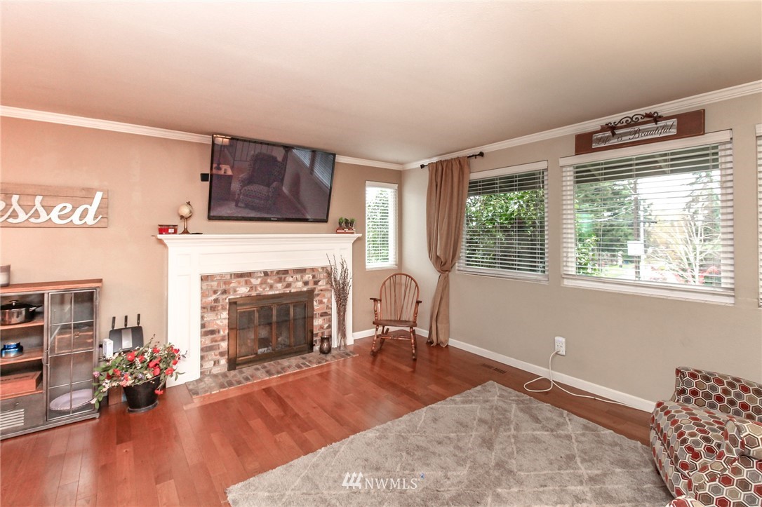 2003 Northeast 16th Street Renton, WA 98056 - Photo 4 of 35