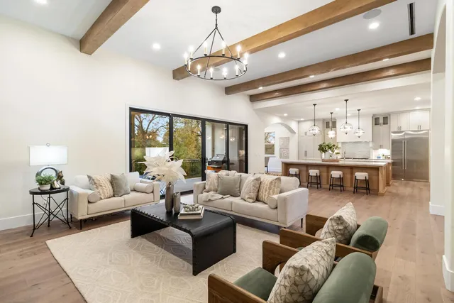 a large kitchen with kitchen island a large island in it