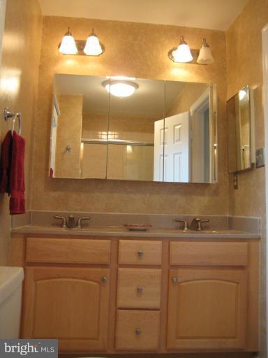 3510 Kings Cross Road Alexandria, VA 22303 - Photo 16 of 22 Bath #1