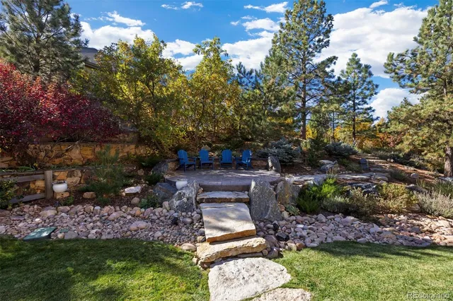 a view of yard with green space