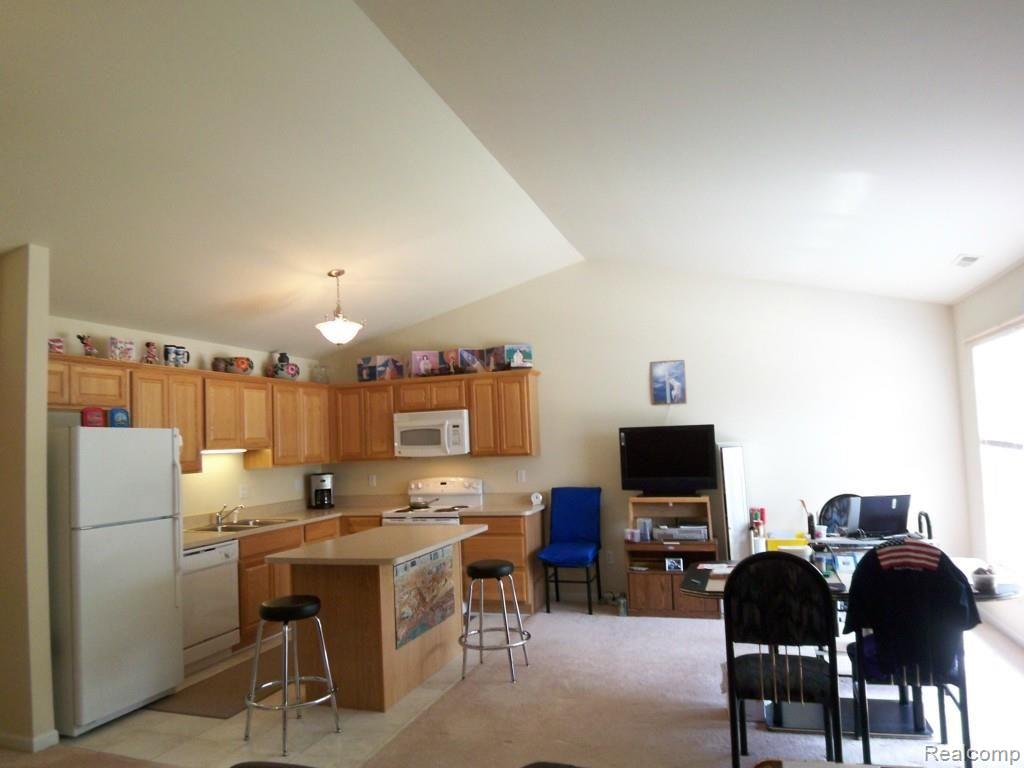 33580 Utica Road Fraser, MI 48026 - Photo 5 of 44 100_7461.jpg
