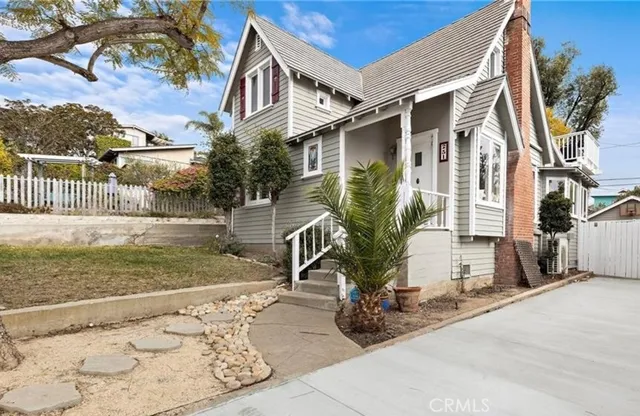 a view of a house with backyard