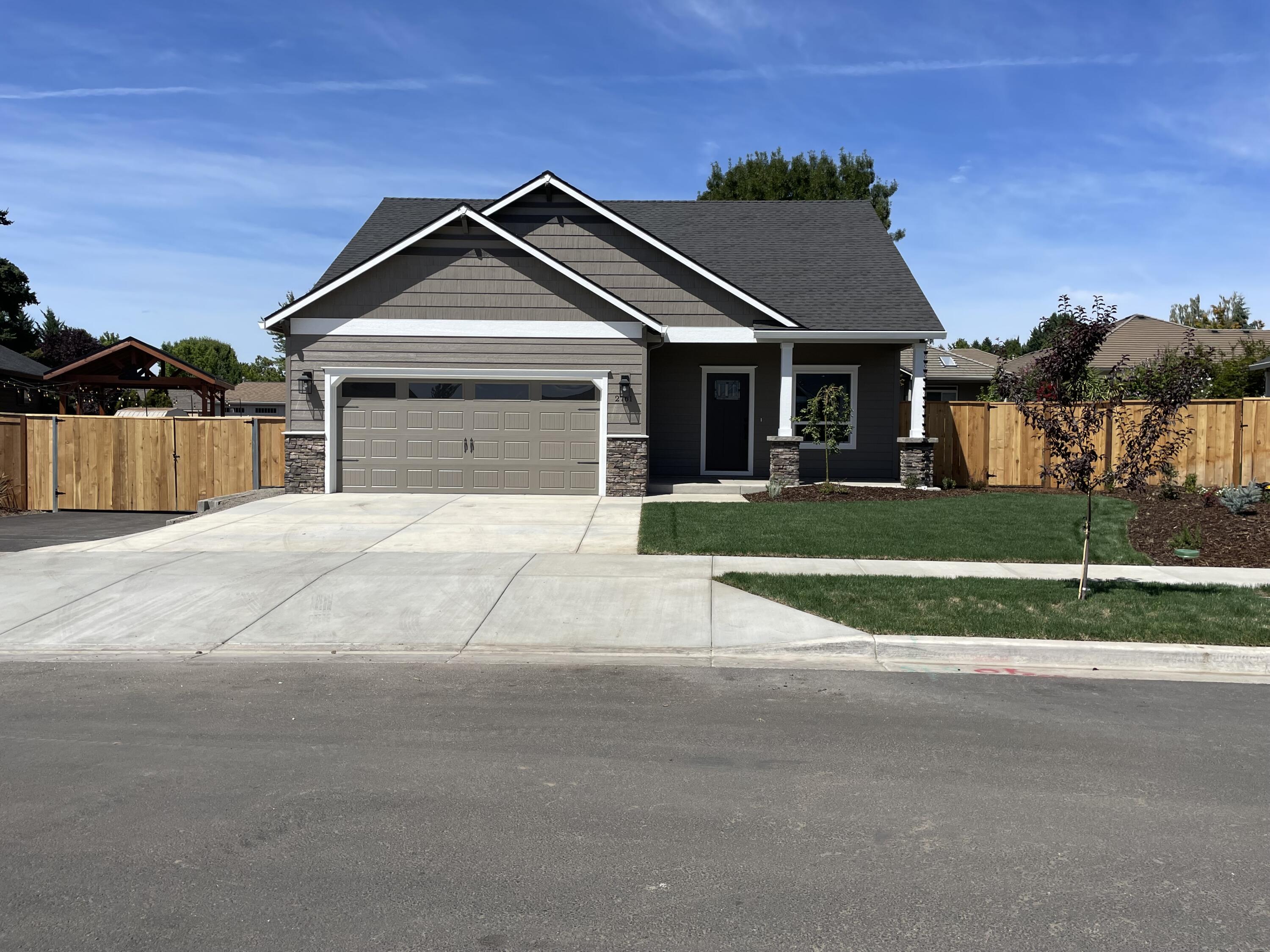 2761 Roberts Road Medford, OR 97504 - Photo 1 of 19 Front Entry