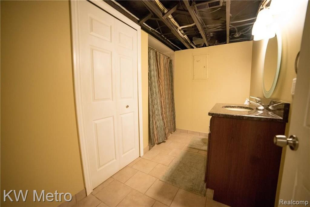 229 North Helen Avenue Rochester, MI 48307 - Photo 29 of 37