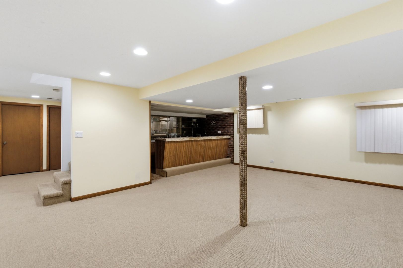 1735 Larson Lane Roselle, IL 60172 - Photo 22 of 35