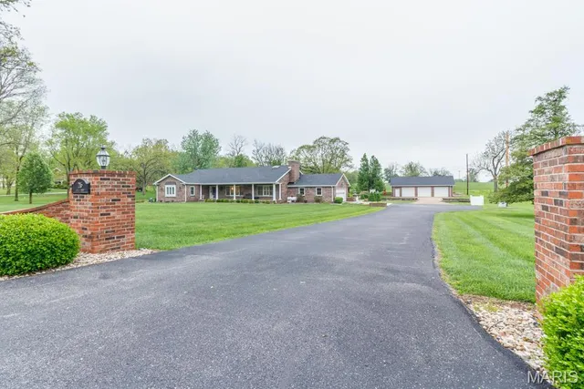 $625,000 | 216 Coach Road, Lebanon, MO 65536