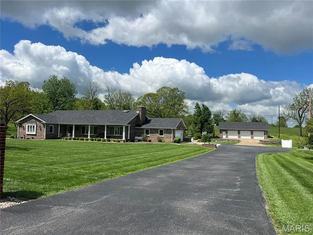 $625,000 | 216 Coach Road, Lebanon, MO 65536