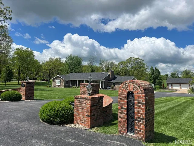 $625,000 | 216 Coach Road, Lebanon, MO 65536