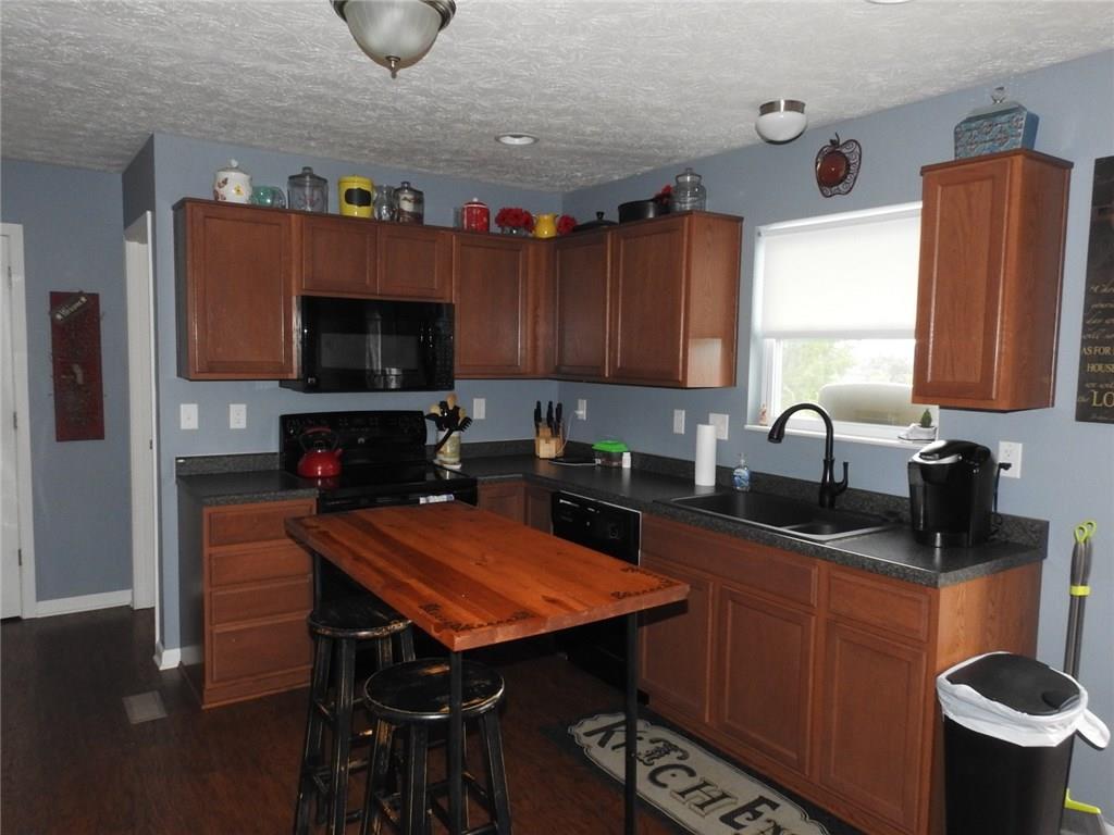 409 Summit Court Houston, PA 15342 - Photo 4 of 25