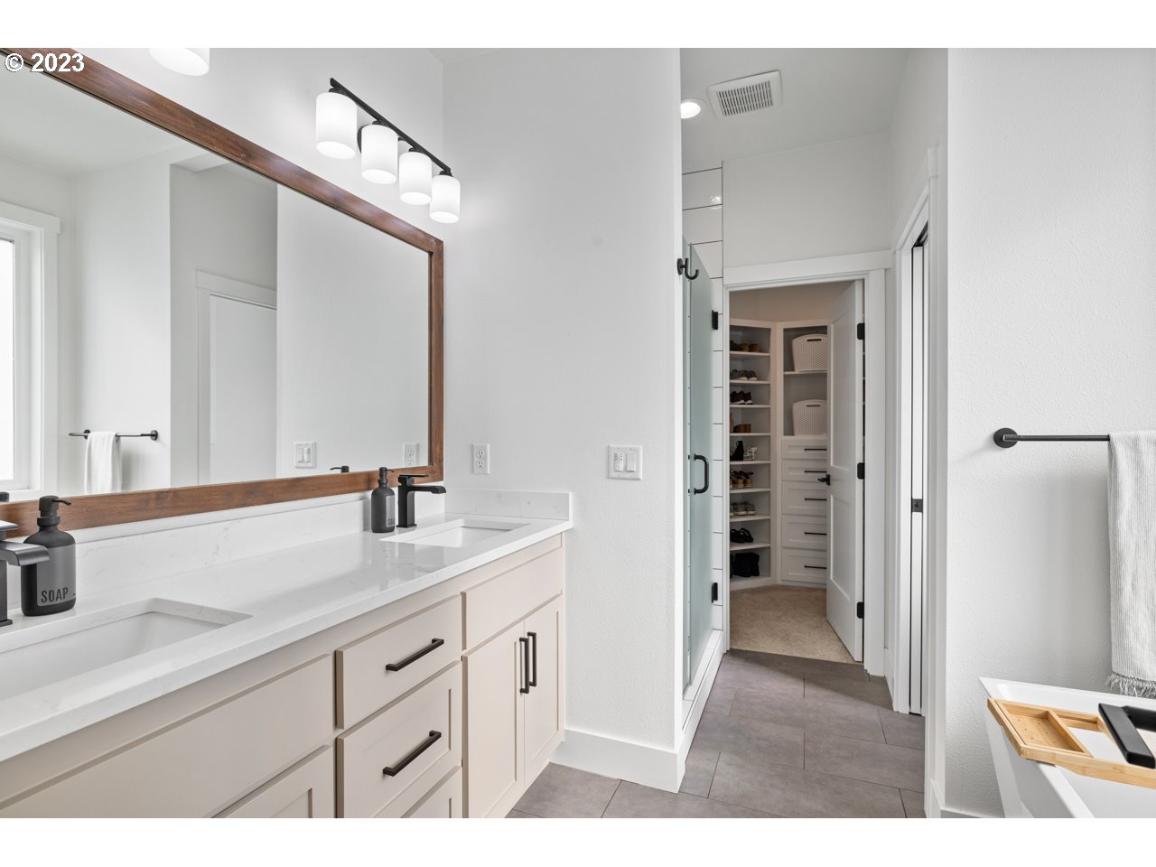 1020 South 57th Place Springfield, OR 97478 - Photo 23 of 31 Bathroom, Attached