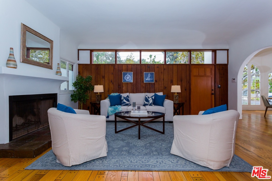 471 Sycamore Road Santa Monica, CA 90402 - Photo 3 of 23