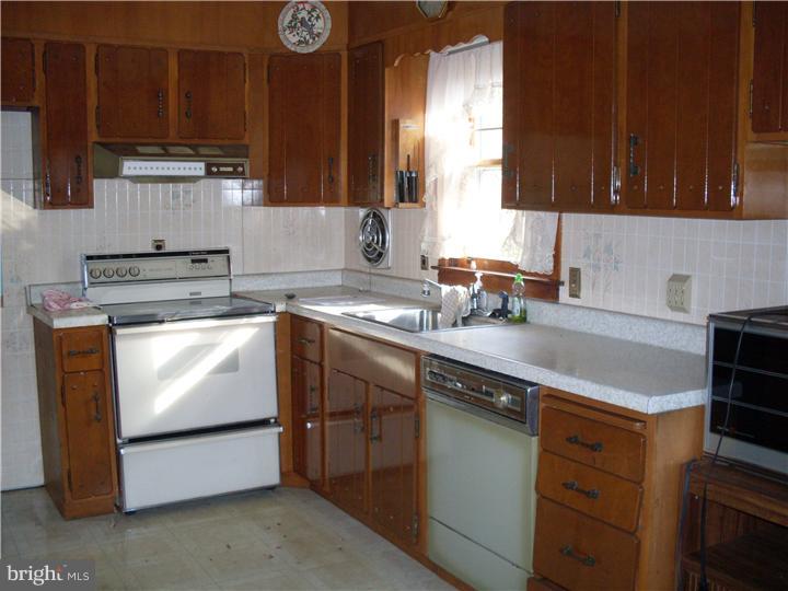 155 Ridge Boulevard Brookhaven, PA 19015 - Photo 4 of 12 Kitchen