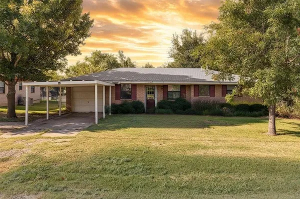 $234,975 | 724 East Main Street, Pilot Point, TX 76258