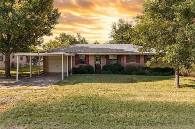 $234,975 | 724 East Main Street, Pilot Point, TX 76258