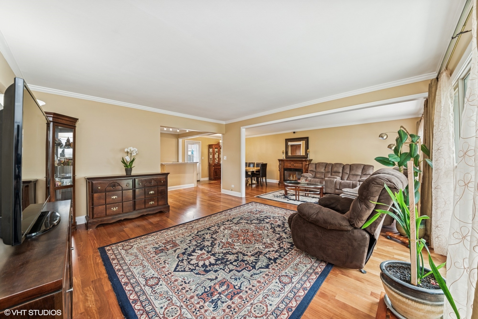 320 Pleasant Street Hoffman Estates, IL 60169 - Photo 2 of 21