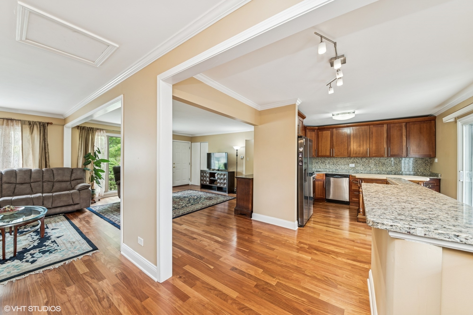 320 Pleasant Street Hoffman Estates, IL 60169 - Photo 4 of 21