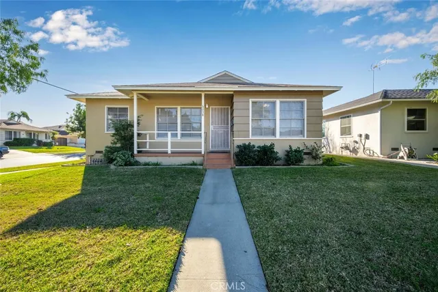 a view of a house with a back yard