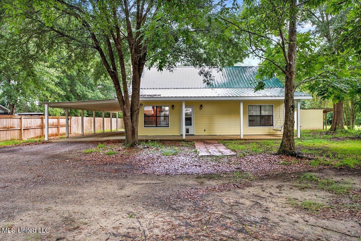 6473 Florence Road Biloxi, MS 39532 - Photo 2 of 28 HJ0A9015