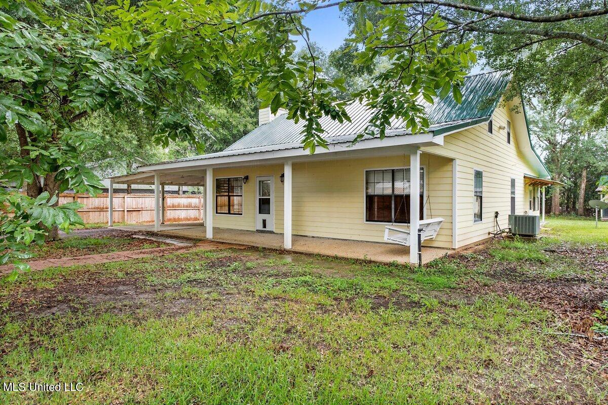6473 Florence Road Biloxi, MS 39532 - Photo 3 of 28 HJ0A9019