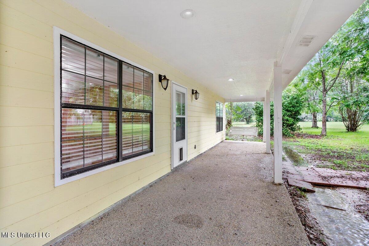 6473 Florence Road Biloxi, MS 39532 - Photo 4 of 28 HJ0A8979