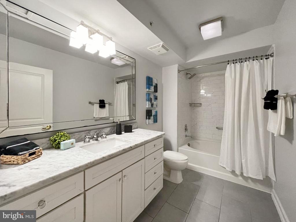 616 E Street Northwest, Unit 623 Washington, DC 20004 - Photo 10 of 31 Spacious Bathroom