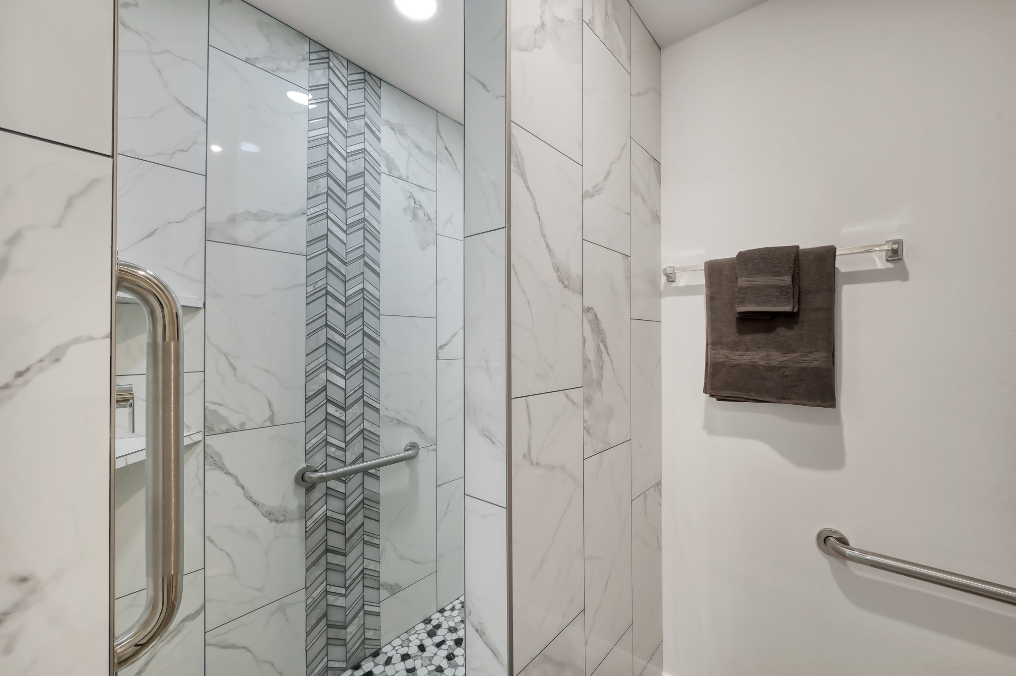 514 Dalloway Street Conroe, TX 77316 - Photo 14 of 27 Beautifully upgraded walk-in shower with custom tile detail
