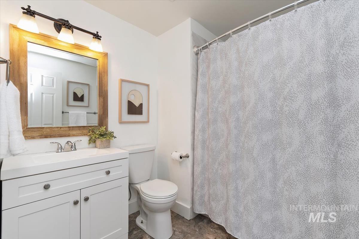 1544 East Falcon Rim Court Eagle, ID 83616 - Photo 33 of 43